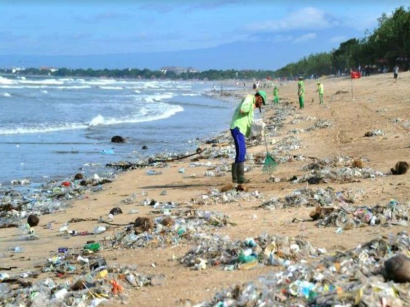 Garbage is a major problem in Goa. | ऐन पर्यटन मोसमात गोव्याच्या किनाऱ्यावर कचऱ्याचा वाद