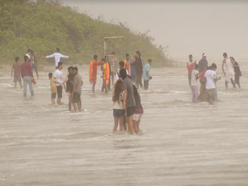 Cyclone Vayu effect on Goa's coastal area | गोव्यात समुद्राला उधाण, पर्यटकांसाठी धोक्याचा इशारा