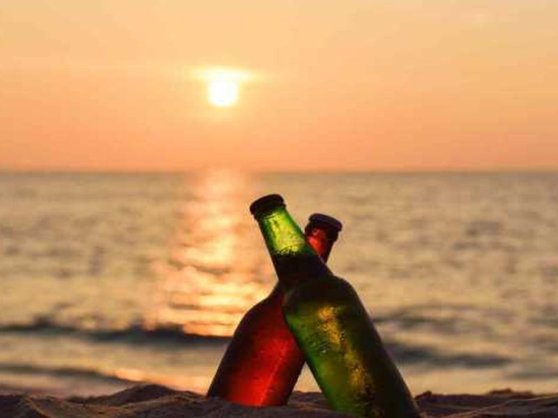 Drinking alcohol or cooking in public on Goa beaches to attract 2000 rupees fine and imprisonment | गोव्यात मोकळ्या जागेत मद्यसेवन पडू शकतं महागात, १० हजारांचा दंड केला जाईल वसूल!