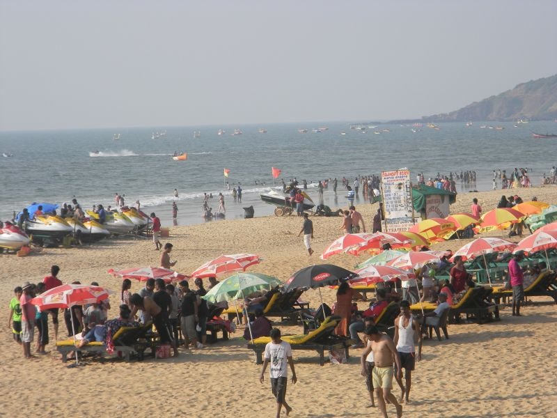 In Goa, the break of New Year's festivities and the arrival of New Year's visitors | गोव्यात नववर्षाची धूम, नववर्षाच्या स्वागताला पर्यटकांची तोबा गर्दी
