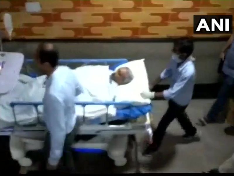 Manohar Parrikar came Goa in Air ambulance, the condition is critical | मनोहर पर्रीकर एअर अॅम्ब्युलन्सनं गोव्यात, प्रकृती चिंताजनक