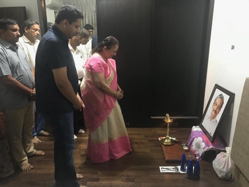 Lok Sabha Speaker Sumitra Mahajan presented the Parrikar family to him | लोकसभेच्या सभापती सुमित्रा महाजन यांनी पर्रीकर कुटुंबियांची घेतली भेट 
