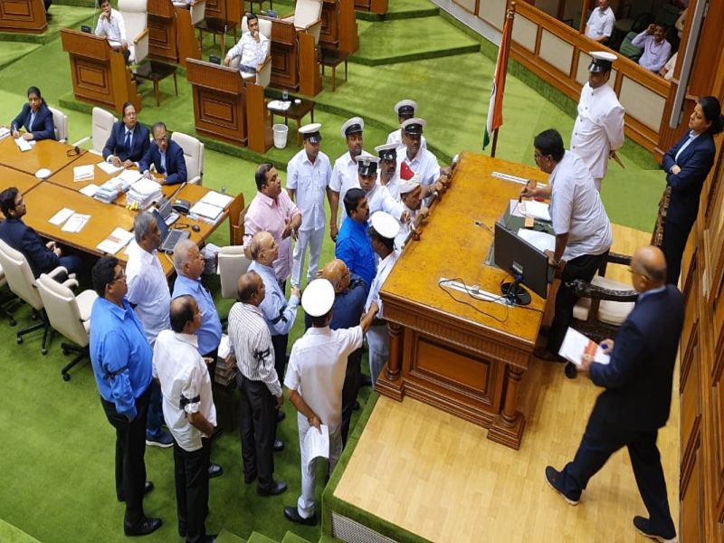 Goa Legislative Assembly adjourned after opposition shout slogans | आमदार खंवटेंच्या अटकेमुळे गोवा विधानसभेत गदारोळ, कामकाज तहकूब