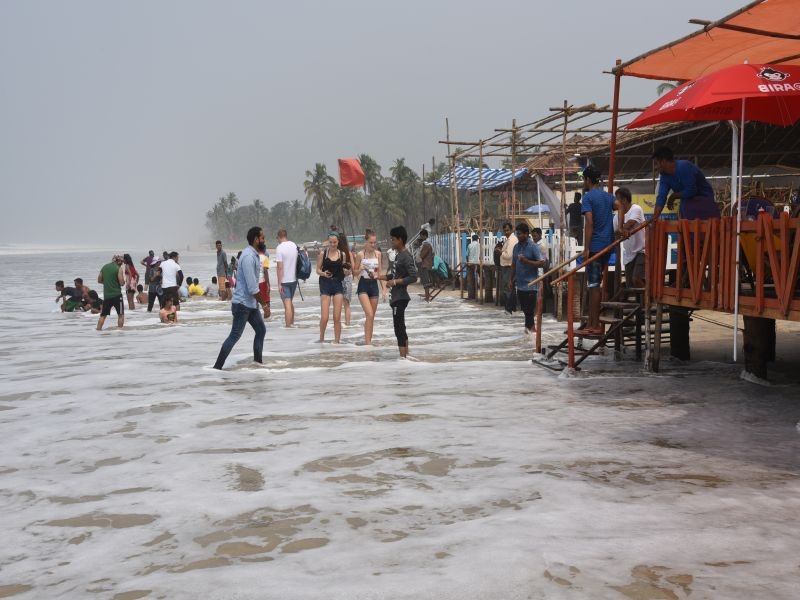 Tourism hit due to luban storm Goa beaches vanish | गोव्यातील किनारे पाण्याखालीच, दक्षिण व उत्तर गोव्याला फटका