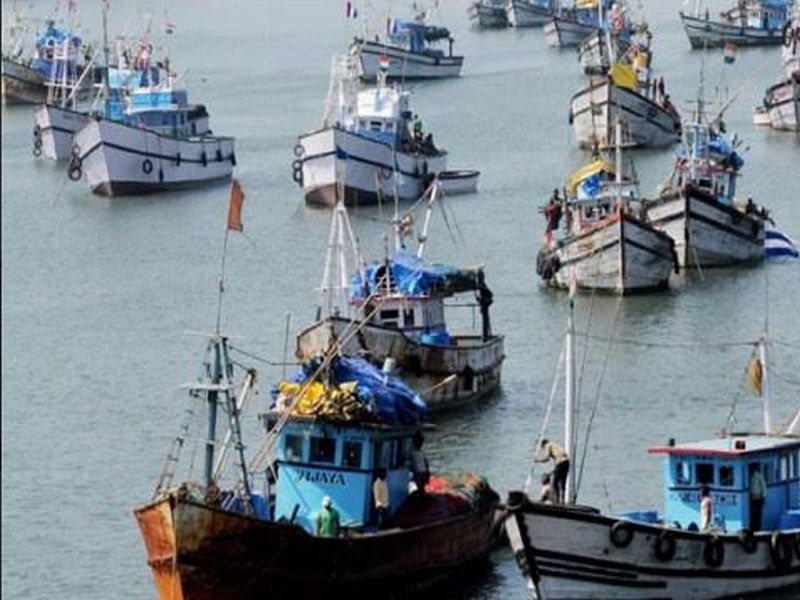  Stricter action on 54 trawlers fishermen fishermen fishermen in Goa | गोव्यात समुद्र किनाऱ्यानजीक मच्छिमारी करणाऱ्या 54 ट्रॉलर्सवर कडक कारवाई