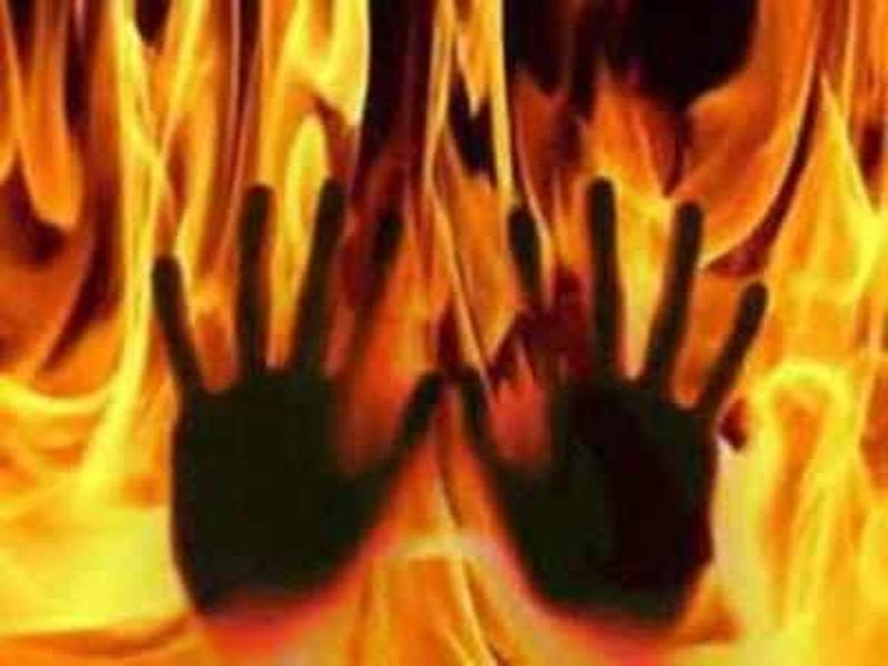 58 year-old man burns herself to death | ५८ वर्षीय इसमाने स्वत:ला जाळून केली आत्महत्या