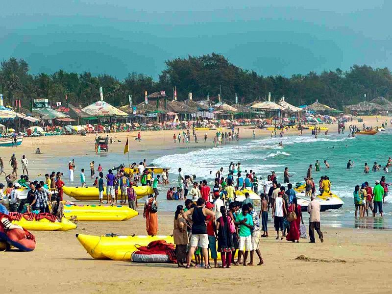 Conflict between indigenous tourists and helpline gaurd in Goa beach | गोव्यात किनाऱ्यांवर देशी पर्यटक आणि जीवरक्षकांमध्ये संघर्ष