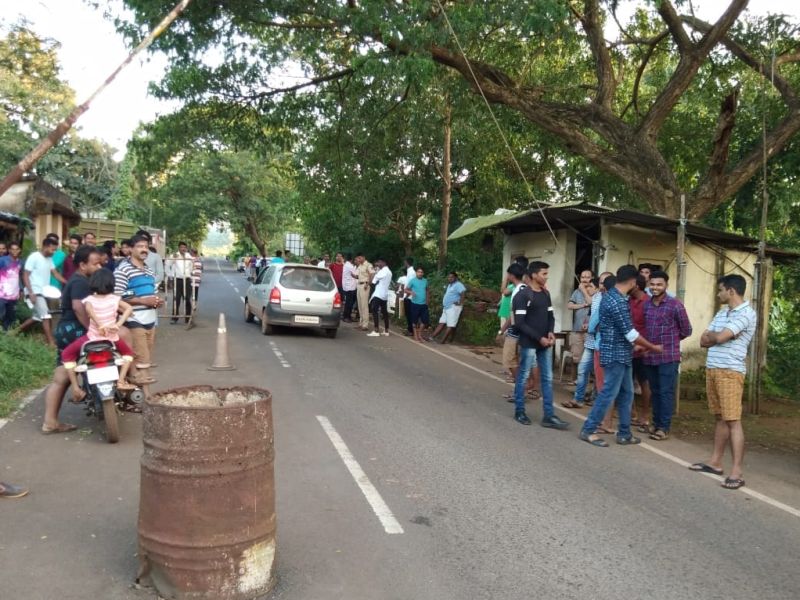 Goa Police's Dadagiri, They beaten Sindhudurg traffic police in satarda | ट्रीपल सीटवाल्या गोवा पोलिसांची दादागिरी, सिंधुदुर्ग ट्रॅफिक पोलिसाला केली मारहाण