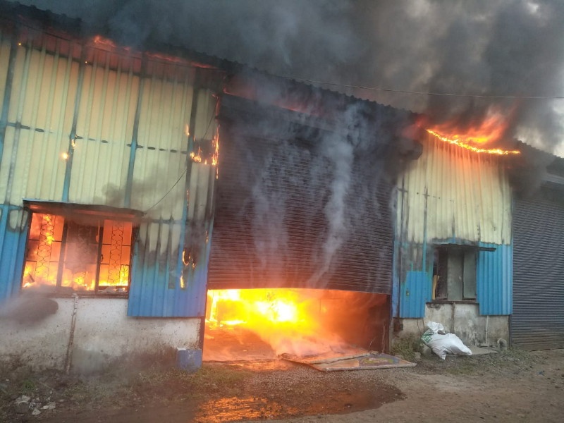 Fire in Furniture godawoon in Pune; Luckily the misery was avoided | पुण्यात फर्निचर गोदामाला आग; सुदैवाने अनर्थ टळला 