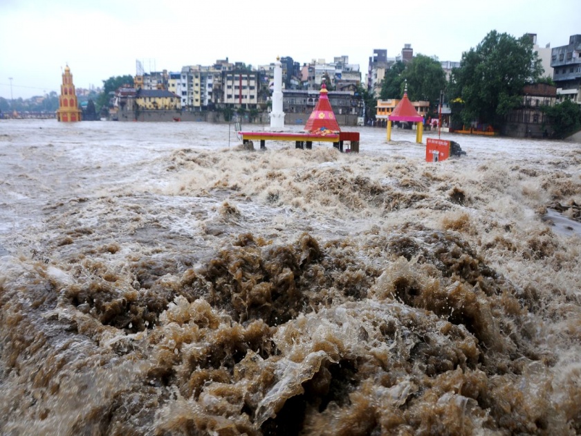 First flood: Godavari was full of water | पहिला पूर : गोदावरी दुथडी भरुन वाहू लागली