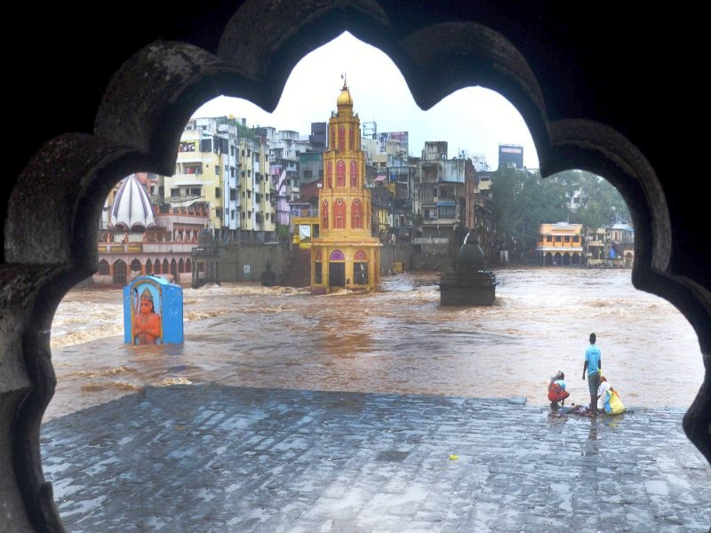 Godavari again flood situation; Water will flow through the night | गोदावरीला पून्हा पूरसदृश्य स्थिती; रात्रीपर्यंत पाणी ओसरणार