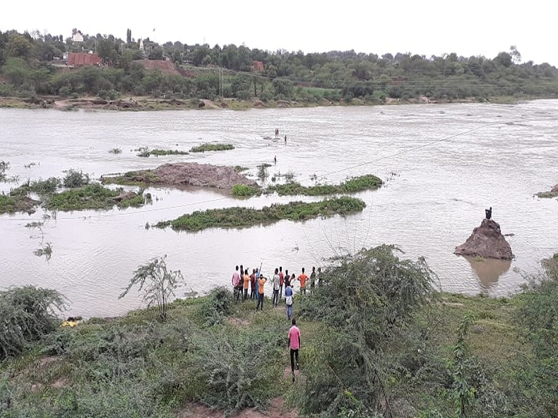 Death of a student drowned in Godavari river; people saves one in Paithan | गोदावरी पात्रात बुडून विद्यार्थ्याचा मृत्यू; एकास वाचविण्यास यश