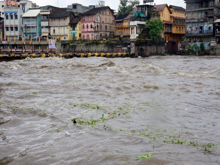 Godavari floods; Large discharge from Gangapur dam | Video : गोदावरीला पूर; दुतोंड्या मारुती मानेपर्यंत बुडाला, सतर्कतेचा इशारा