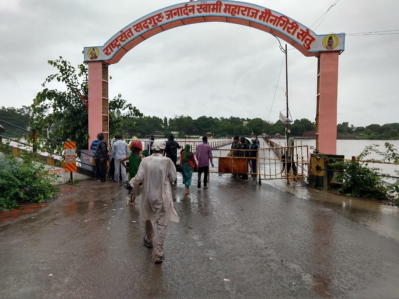 Godavari eradication of 3 lakh 3 thousand cusecs: traffic off Kopargaon city | गोदावरीत 1 लाख 50 हजार क्युसेकचा विसर्ग : कोपरगाव शहरातील पुलावरून वाहतूक बंद