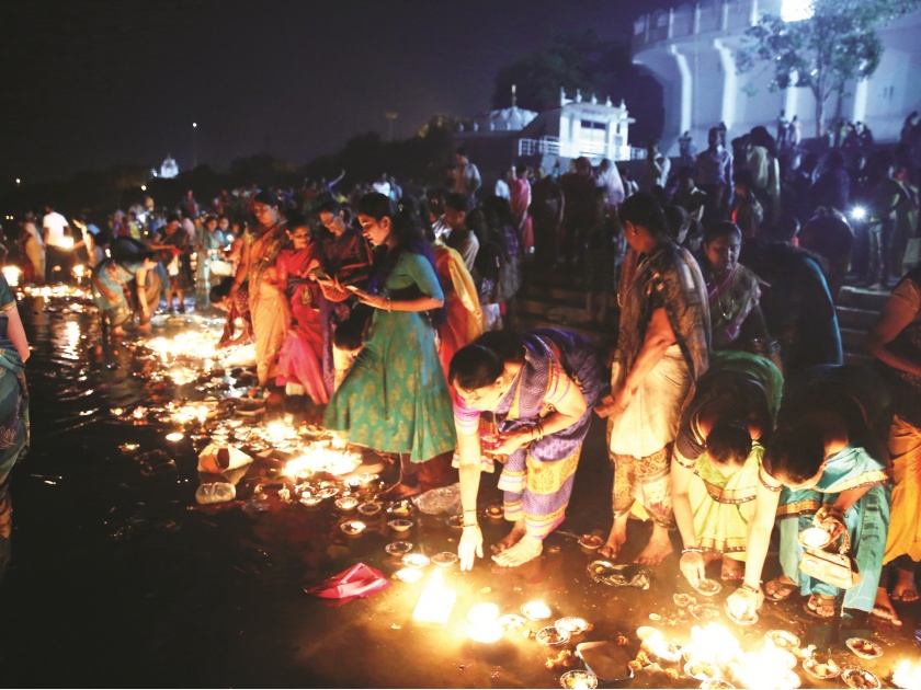 Thousands of Lights lit by riverside; Ganga Aarti made by women for the longevity of the family at Nanded | दिव्यांनी उजळले नदीपात्र; परिवाराच्या दीर्घायुष्यासाठी महिलांनी केली गंगेची आरती