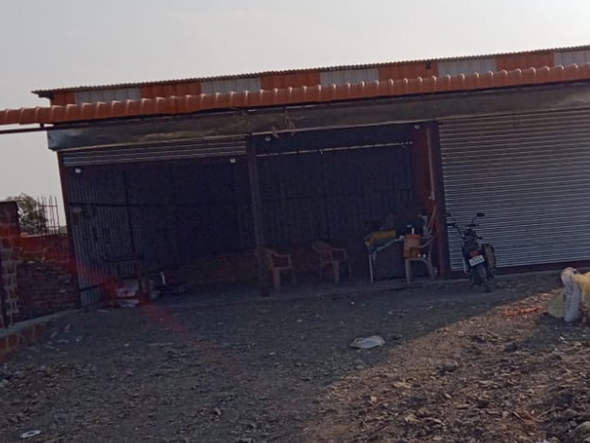 Robbers theft 23 cartons soybean from godown in Latur | पत्र्याचे गाेदाम फाेडले; २३ कट्टे साेयाबीन लंपास