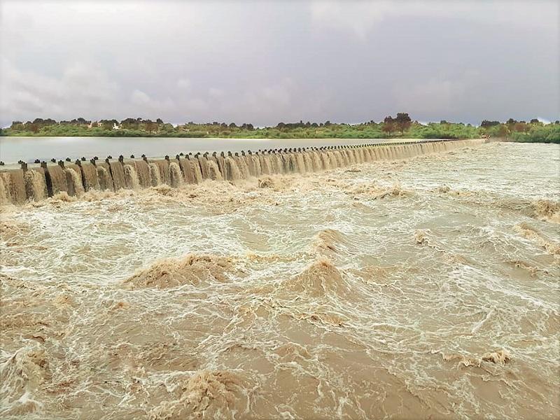 Godawari river left the line; Fear of Mahapura in Vaijapur, Gangapur taluka | गोदेने पात्र सोडले; वैजापूर, गंगापूर तालुक्यात महापुराची भीती