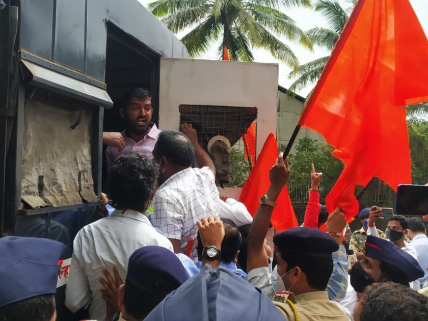 Sit-in agitation at the entrance of Gokul for reservation, protesters detained | आरक्षणासाठी गोकुळच्या प्रवेशदारात ठिय्या आंदोलन, आंदोलनकर्ते ताब्यात