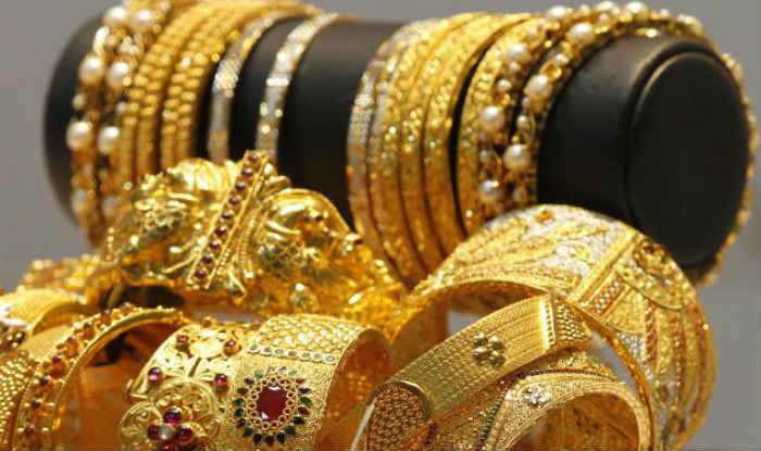 Emphasis on small jewelry; The recession hit the bull market | छोट्या दागिन्यांवर भर; मंदीने सराफ बाजार झाकोळला