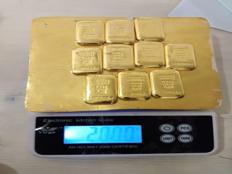 Two kg of gold smugglers to the international airport | आंतरराष्ट्रीय विमानतळावर २ किलो सोनं तस्करी करणाऱ्यास बेड्या 