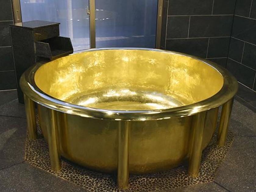Japanese restaurant made gold bathtub from 50 crores and pay 3k for one hour bath | सोन्याच्या बाथटबमध्ये आंघोळ करायचीय? तासाचा खर्च केवळ.....