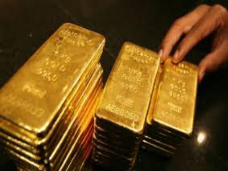Three lakh fraud due to attraction of gold biscuit | सोन्याचे बिस्किट देण्याच्या बहाण्याने तीन लाखांची फसवणूक