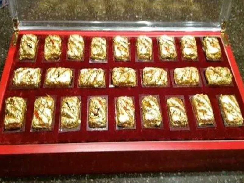 uttar pradesh : gold dessert worth rs 50000 silver crackers of 25 thousand this diwali | Diwali 2018 : होऊ दे खर्च ! बाजारात सोन्याची मिठाई, चांदीचे फटाके