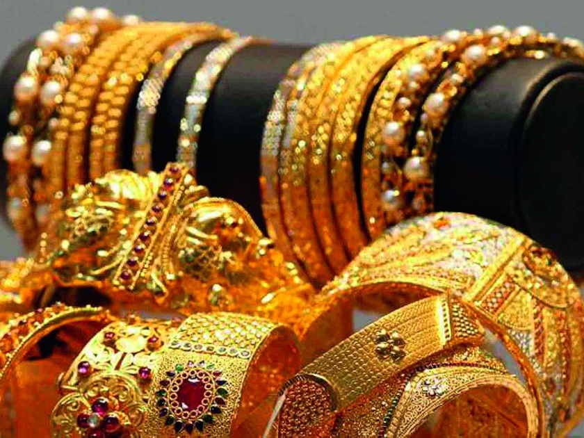 Coming as a customer and carrying gold bangles | ग्राहक म्हणून आल्या अन् सोन्याच्या बांगड्या घेऊन गेल्या