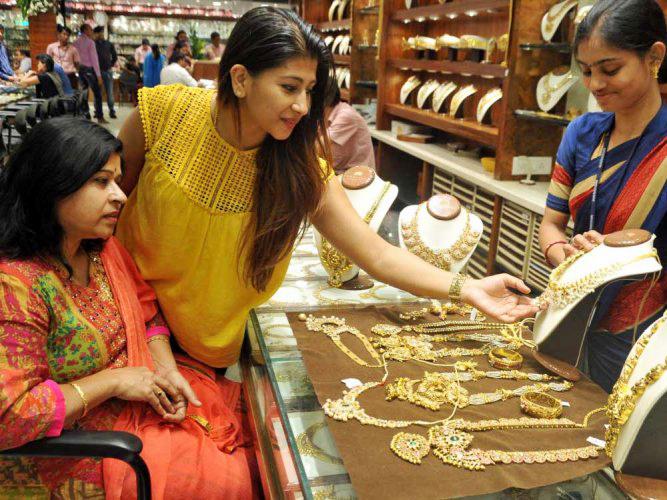 Despite the price hike, people lined up in Solapur to buy gold and silver jewelery | भाव वाढ तरीही सोलापुरात रांग लावून  सोने-चांदीच्या दागिन्यांची खरेदी