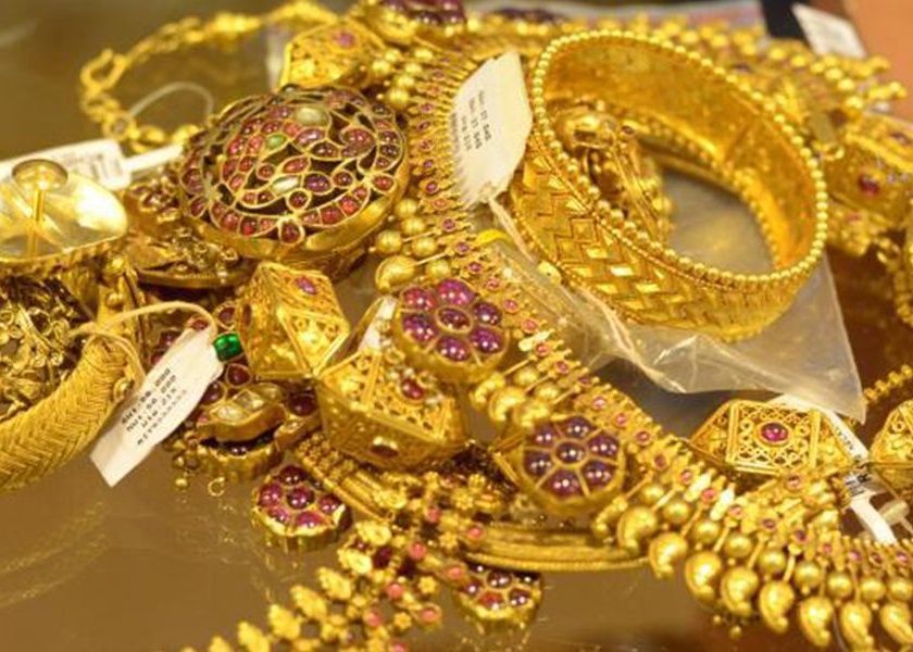 Crime News maid stole jewelry worth rs 20 lakh kept at home 2 sisters arrested | धक्कादायक! घरकाम करणाऱ्या महिलेने घरच लुटलं; हळहळू तब्बल 20 लाखांचे दागिने केले लंपास