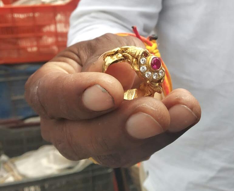 The gold ornaments found were returned | सापडलेले सोन्याचे दागिने केले परत, डॉक्टर, कर्मचाऱ्यांचा प्रामणिकपणा