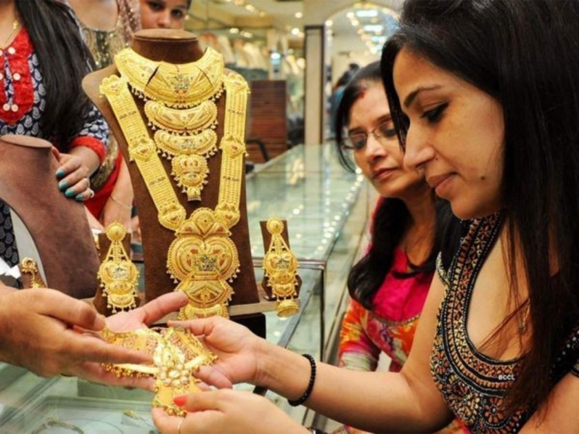 Even before Akshaya Tritiya, the prices increased, silver increased by Rs. 1100 and gold by Rs. 350 | अक्षय्य तृतीयेपूर्वीच भाववाढ, चांदी ११०० तर सोने ३५० रुपयांनी वधारले