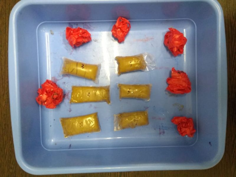 450 grams of smuggled gold seized at Daboli airport | दाबोळी विमानतळावर ४५० ग्राम तस्करीचे सोने जप्त