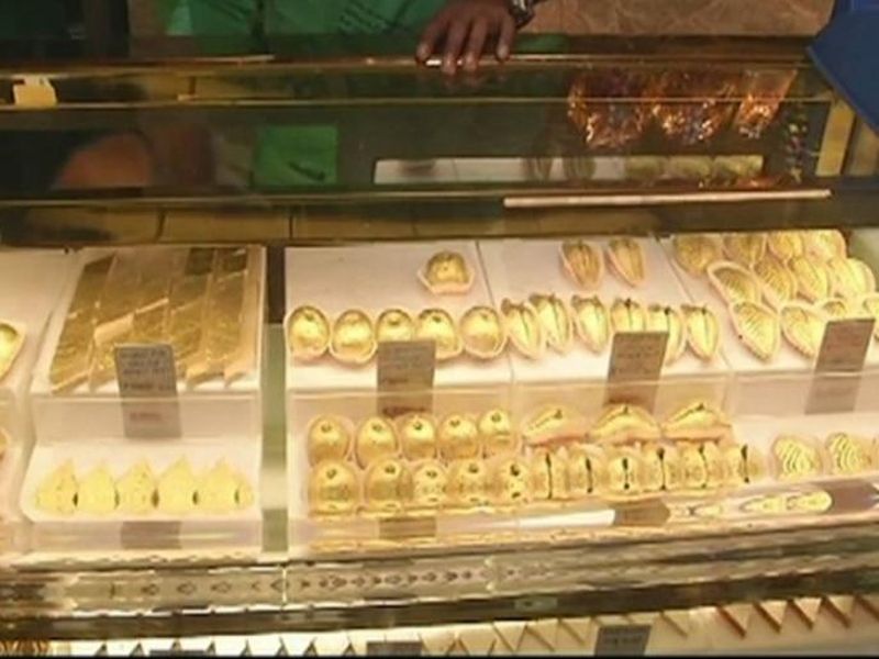 A sweet shop in surat gujarat sell a gold sweets sone ki work wali mithai | 'या' ठिकाणी मिळतेय भारतातील सर्वात महाग मिठाई!