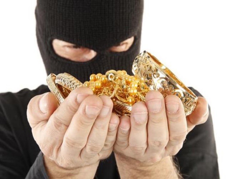 Bags of jewellers theft by thief in Pune day; 800 grams of gold, 2 kg of silver stolen | पुण्यात सराफ व्यवसायिकांची बॅग भरदिवसा लंपास; ८०० ग्रॅम सोने, २ किलो चांदींवर चोरट्यांचा डल्ला