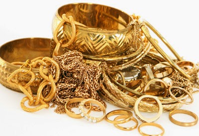 Nakata Nanda on the jewelery worth lakhs of rupees | पावणेअकरा लाखांच्या दागिन्यांवर नोकराचा डल्ला