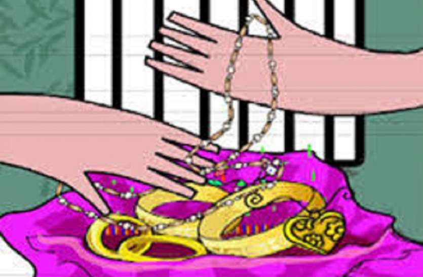 nashik,Women,gold,jewelery,theft | नाशिकमध्ये भुरळ पाडून महिलेच्या दागिन्यांची चोरी