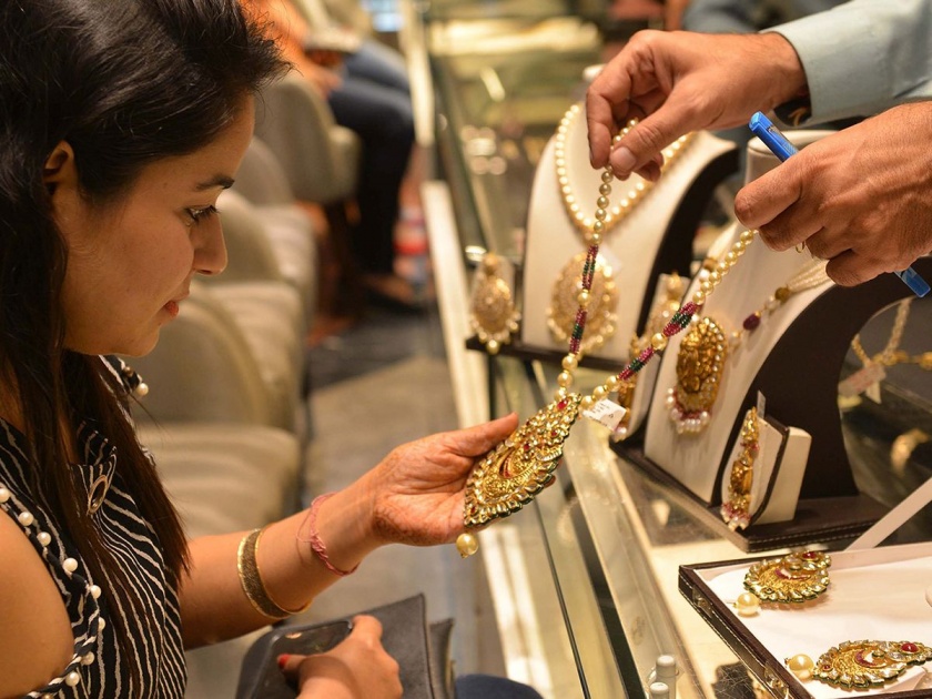 Traditional celebration of Dussehra festival, a flock of customers to buy gold | दसऱ्याच्या उत्सवाला पारंपरिक साज, सोने खरेदीसाठी ग्राहकांची झुुंबड