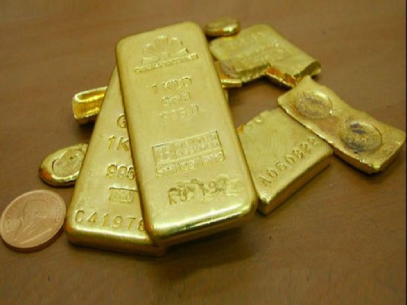 Gold worth Rs 43 lakh hidden in underwear, caught on Hyderabad airport | अंडरविअरमध्ये लपवले 43 लाख रुपयांचे सोने, भारतीय विमानतळावर येताच...
