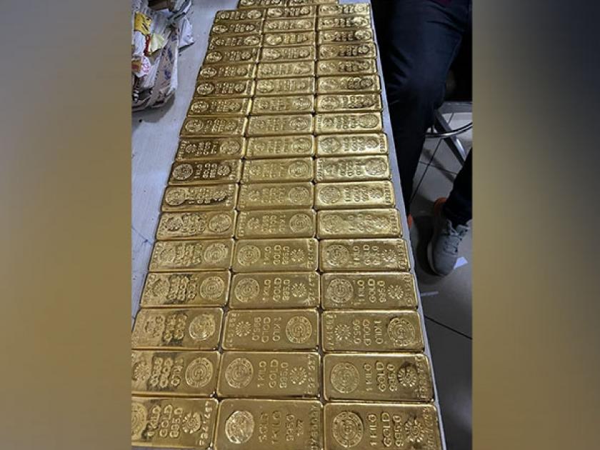 gold smuggling mumbai airport A major crackdown by customs officials; 61 kg gold seized at Mumbai airport | सीमाशुल्क अधिकाऱ्यांची मोठी कारवाई; मुंबई एअरपोर्टवर तब्बल 61 किलो सोने जप्त