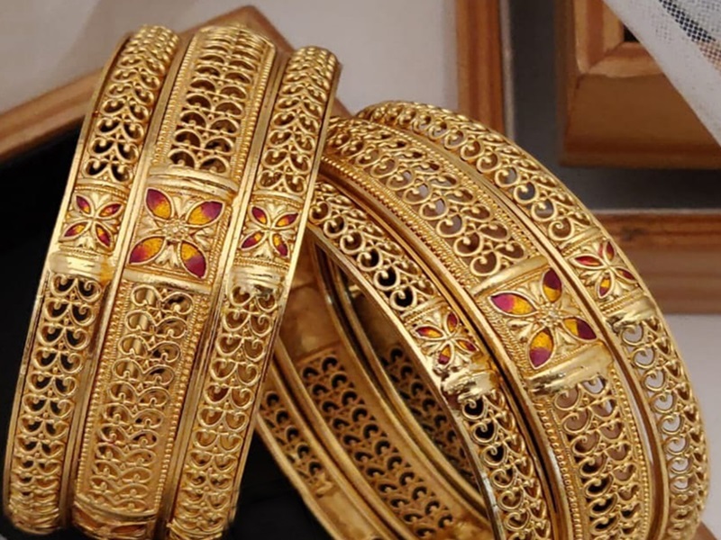 Three women stole bangles worth half a lakh from a bullion shop on the pretext of buying them. | Pune: खरेदीच्या बहाण्याने तीन महिलांनी सराफातून पळवल्या सव्वा लाखाच्या बांगड्या