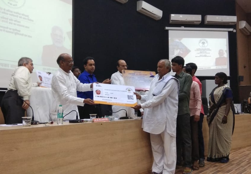 Union Minister of State Sanjay Dhote handed over the 'Golden Card' of Ayushman Bharat scheme | केंद्रीय राज्यमंत्री संजय धोत्रे यांच्या हस्ते आयुष्यमान भारत योजनेच्या  'गोल्डन कार्ड'चे वाटप