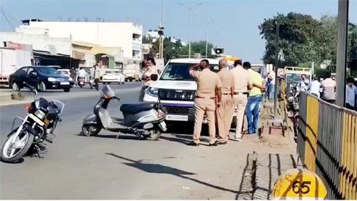 Firing at Kalkarjal; The police chased the accused towards Bijapur | कलकर्जाळ येथे गोळीबार; अवघ्या २७ मिनिटात आरोपीला घेतले मंद्रुप पोलिसांनी ताब्यात
