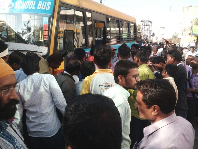 Drivers gets heart attack while driving school bus in Gondia | धावत्या स्कूल बसच्या चालकाला हॉर्ट अटॅक, चार वाहनांना दिली धडक 