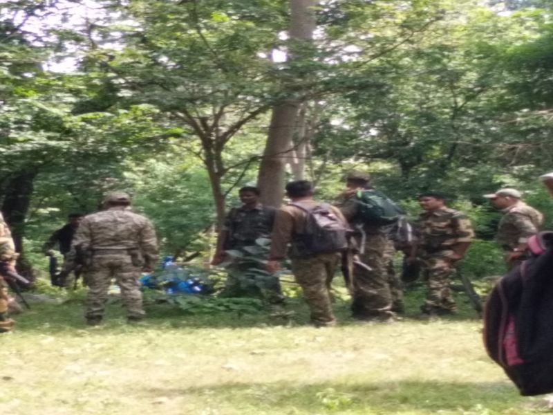 Pressure cookers and bombs seized, police and Naxalites flock in Marjab-Kosibi jungle | प्रेशर कुकर व बॉम्ब जप्त, मरामजोब-कोसबी जंगलात पोलीस आणि नक्षलवाद्यांत चकमक 