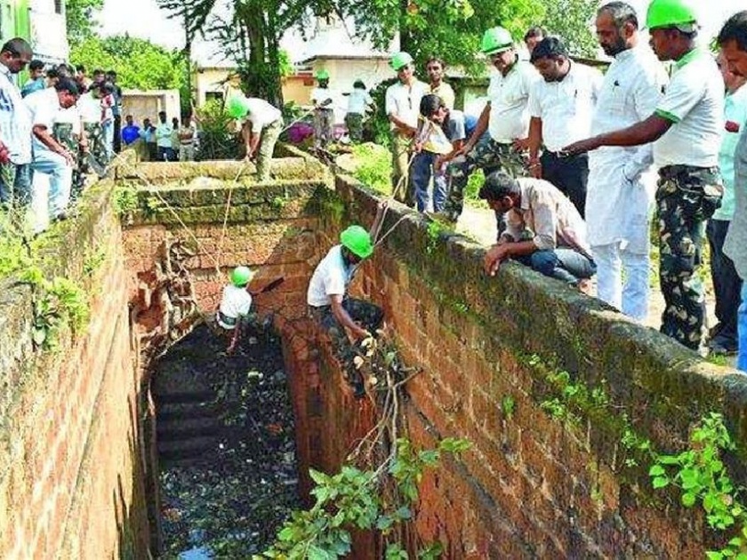 chandrapur ancient wells on the verge of extinction due to government negligence | प्रशासनाचा करंटेपणा; चंद्रपुरातील पुरातन विहिरी गडप होण्याच्या मार्गावर