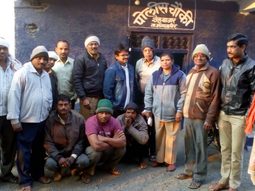 action against people who latrine on open space | मंगरूळपीर तालुक्यातील गोगरी परिसरात उघड्यावर शौचास जाणाऱ्या  २३ जणांना पकडले