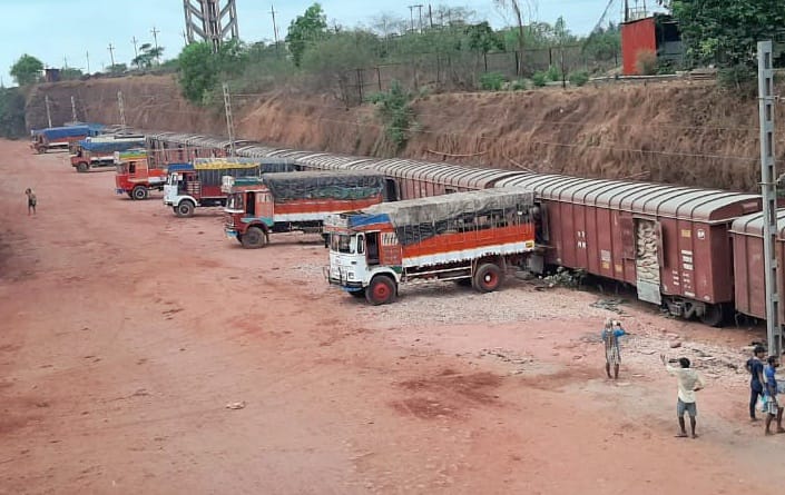 From Konkan Railway, 5 tonnes of grain came | अन्नधान्य घेऊन मालगाडी आली रत्नागिरीत; कोकण रेल्वेतून आले २,६५५ टन धान्य