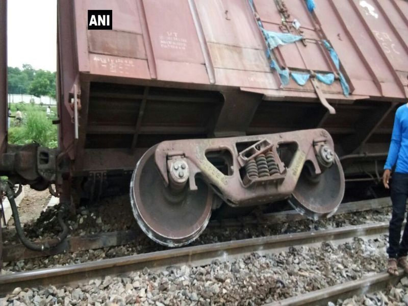 UttarPradesh : 4 loaded wagons of a goods train derailed near Hardattpur railway station | उत्तर प्रदेशात वाराणसीकडे जाणा-या मालगाडीचा अपघात,  घसरले 4 डबे 