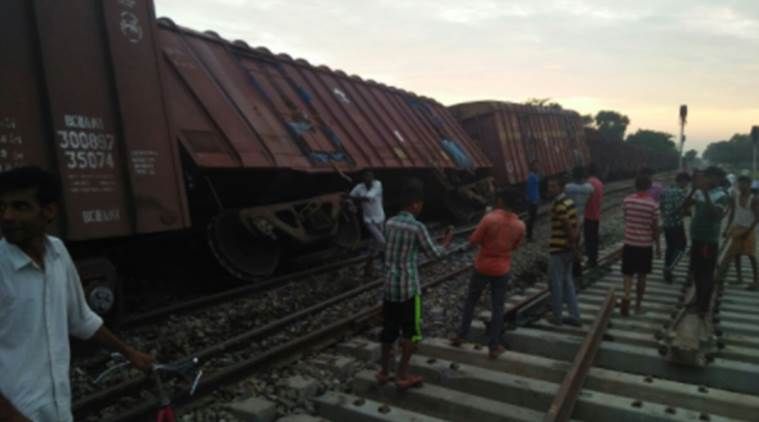Goods train derailed at Chacher : Inconvenience of the passengers | चाचेरमध्ये मालगाडी रुळावरून घसरली : प्रवाशांची गैरसोय
